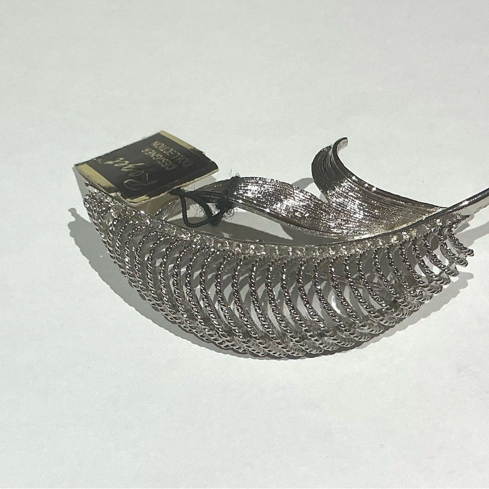 Vintage NWT Elegant Silver Tone Leaf Brooch from Roger Designer Collection